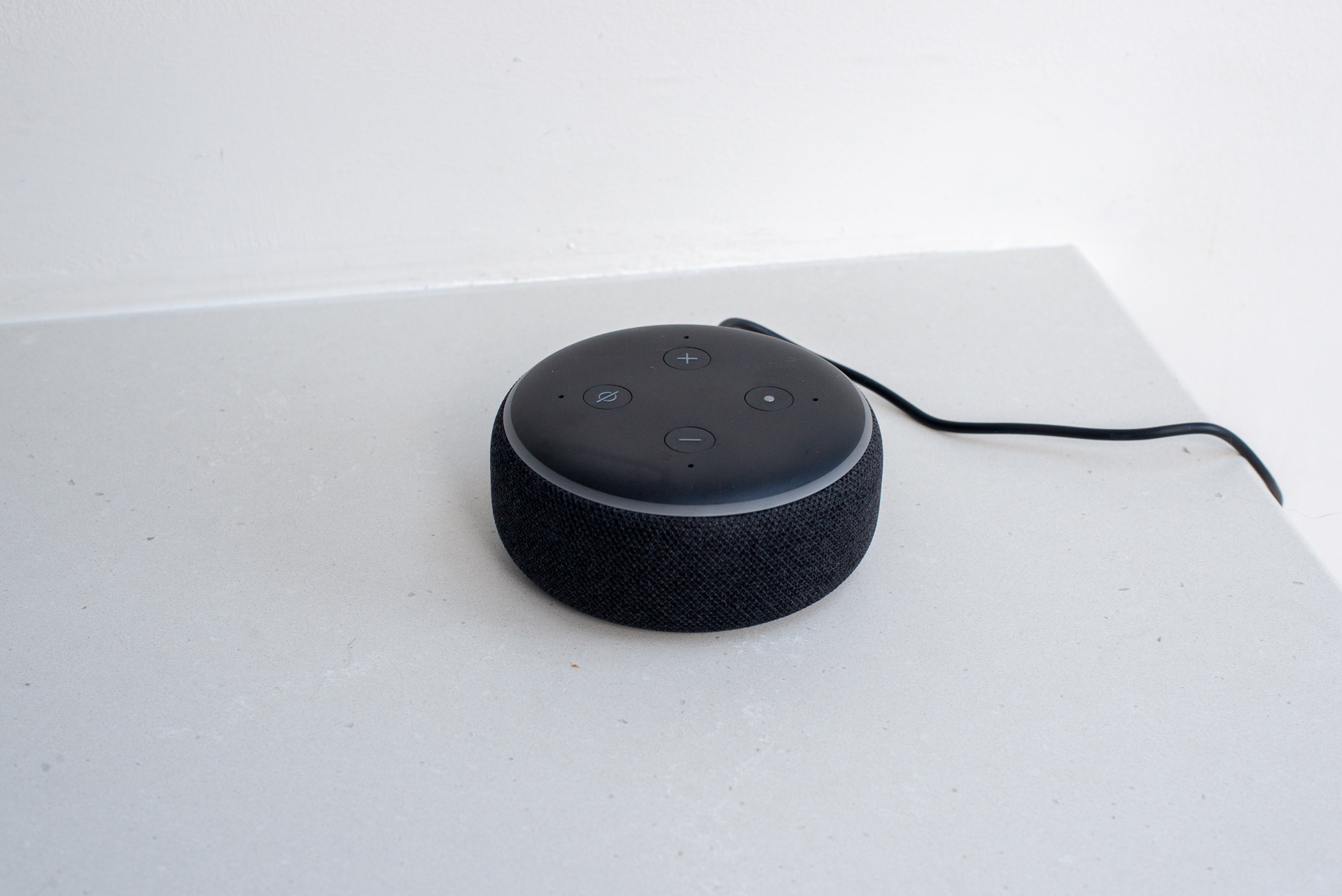 Amazon Echo Dot (3e génération) en gros plan