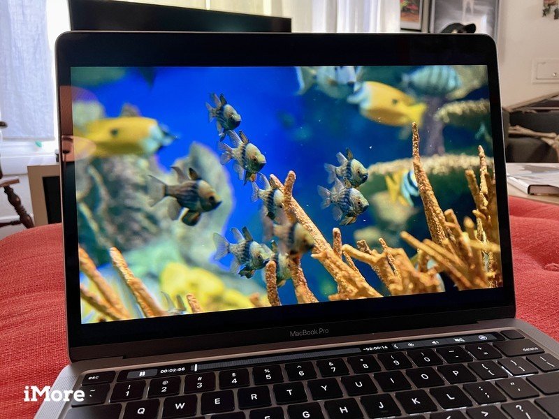 Macbook Pro avec puce M1 avec une vidéo d'aquarium jouant à l'écran