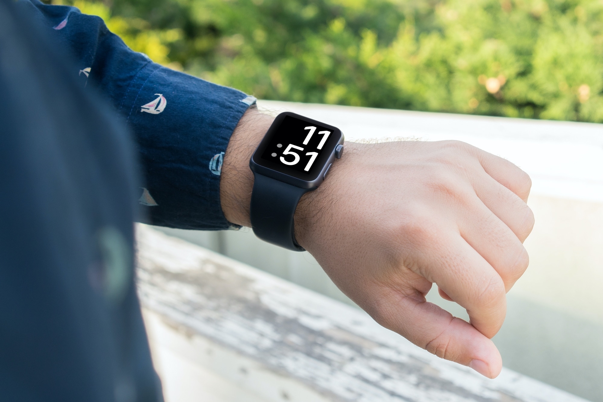 Une illustration du didacticiel de notification de la batterie de l'Apple Watch qui montre une Apple Watch Series 6 avec le cadran de la montre X-Large à l'écran