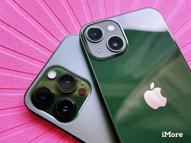 Appareils photo iPhone 13 vert et iPhone 13 Pro vert alpin