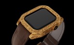 Gros plans de l'Apple Watch 7 Gold Moon de Caviar