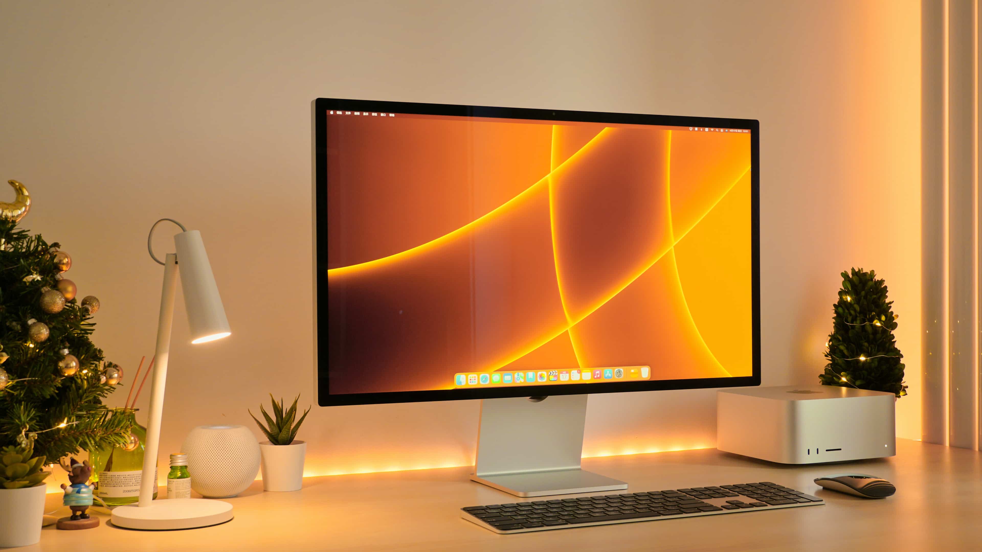 Le Studio Display et le Mac Studio d'Apple sont présentés assis sur un bureau dans cette photographie de style de vie