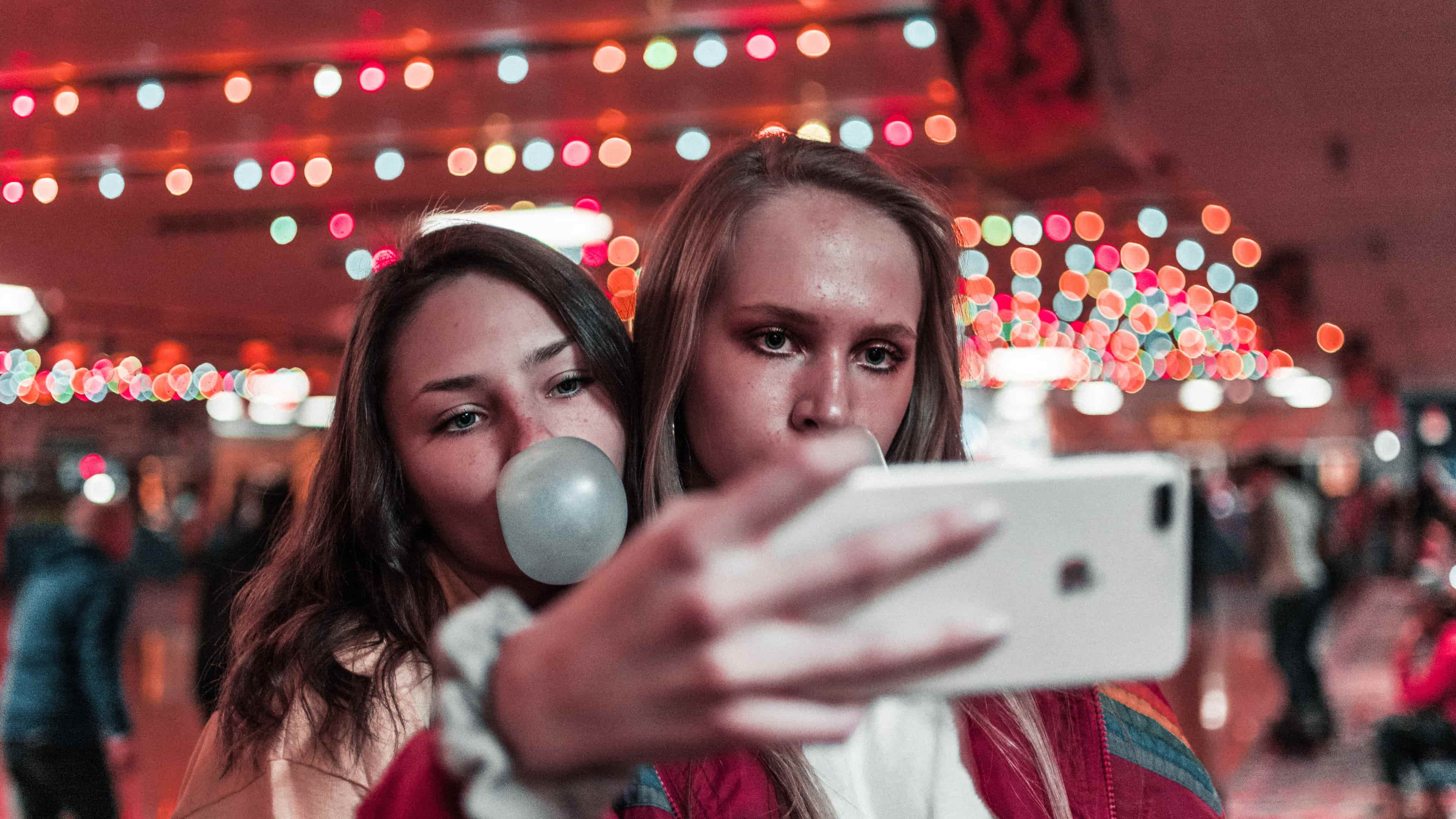 Deux amies prennent un selfie avec un iPhone 13 sur cette photo d'Unsplash