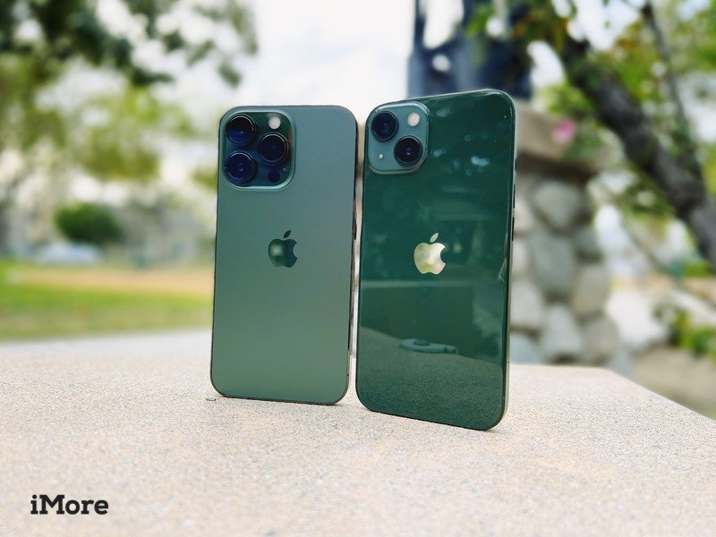 iPhone 13 vert et iPhone 13 Pro vert alpin