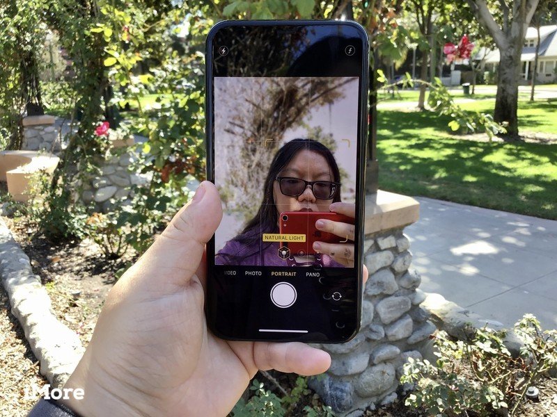 Christine prend un selfie portrait avec l'iPhone 11 Pro