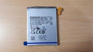 Batteries Samsung Galaxy Z Flip4 photographiées