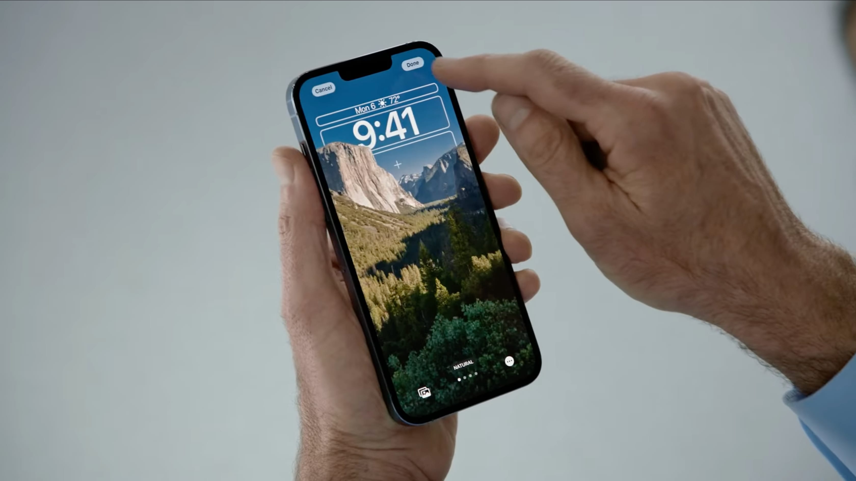 La personnalisation de l'écran de verrouillage de l'iPhone d'iOS 16 à l'aide du thème Naturel est visible dans cette image fixe extraite de la vidéo d'ouverture de la WWDC 2022 d'Apple