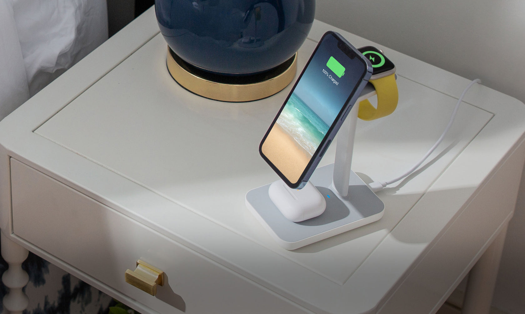 Le support HiRise 3 multi-appareils de Twelve South charge simultanément un iPhone MagSafe, une Apple Watch et un étui de chargement AirPods Pro