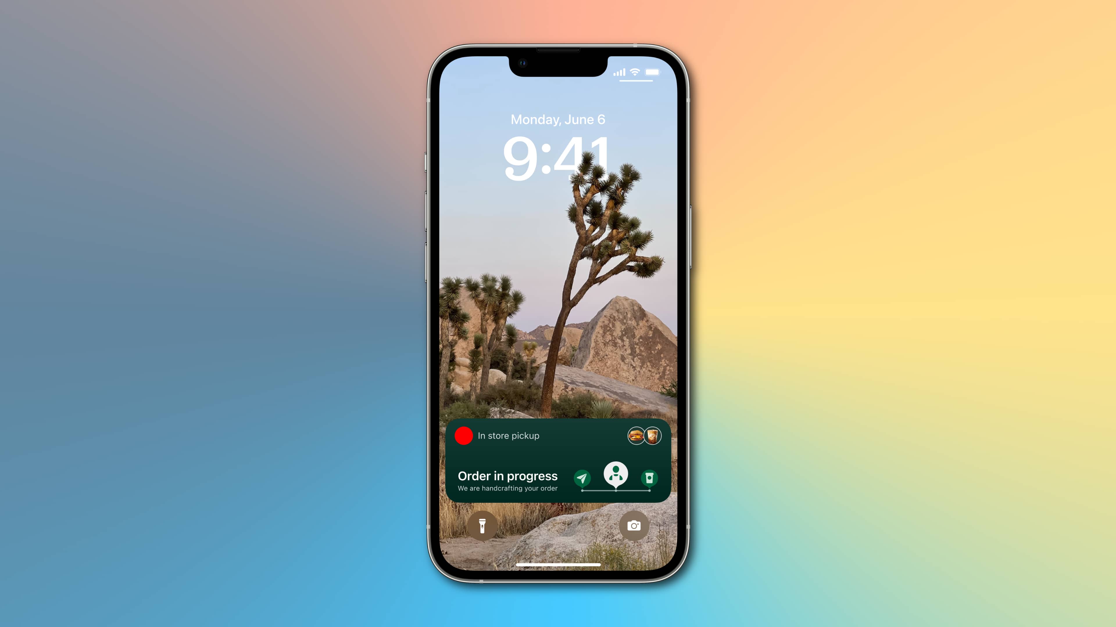 Capture d'écran de l'iPhone montrant l'obtention de mises à jour en temps réel de Starbucks sur l'écran de verrouillage avec la nouvelle fonctionnalité Live Activities d'iOS 16