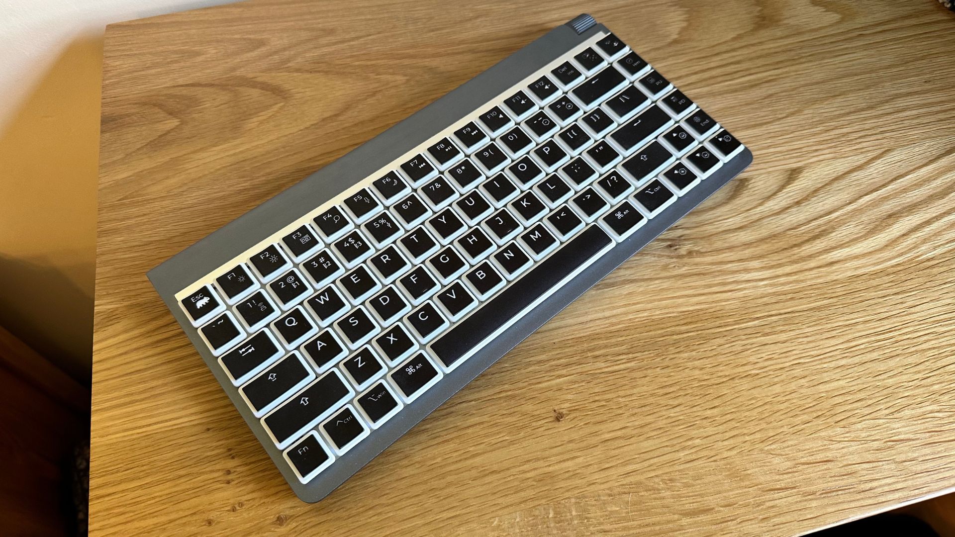 Le clavier mécanique Wombat Coleus sur une surface en bois