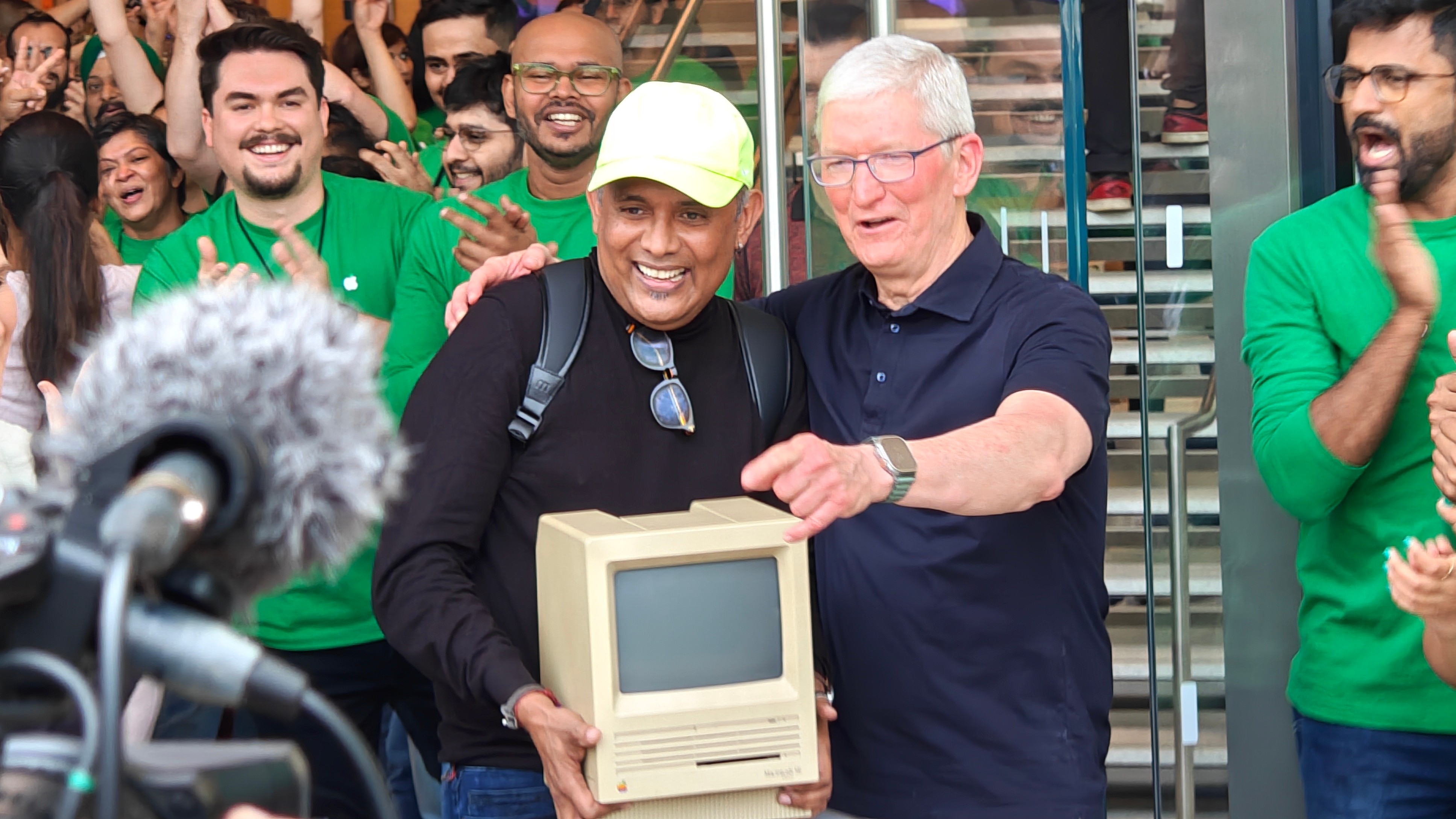 Apple BKC lance Tim Cook avec ventilateur et Macintosh SE