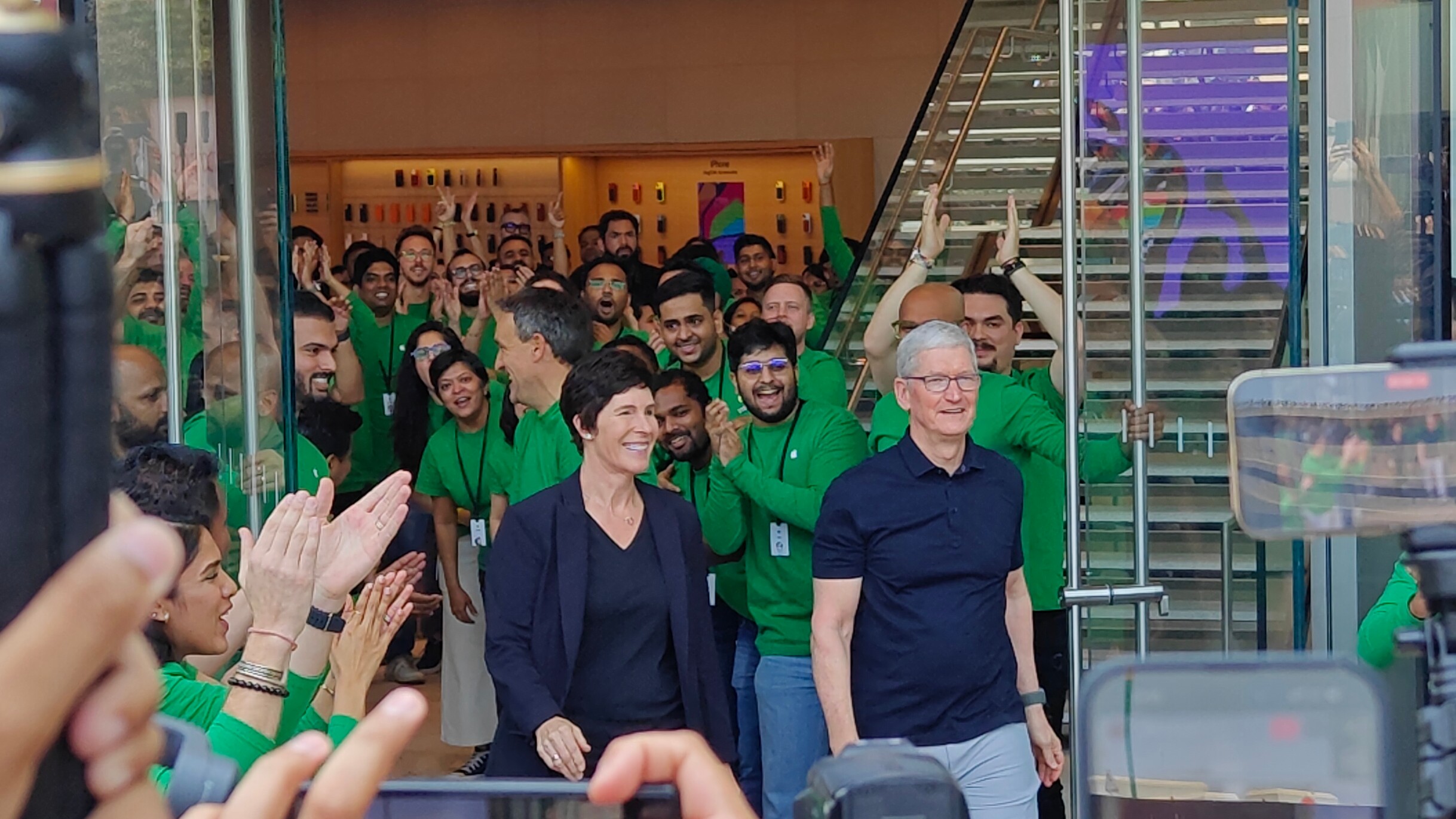 Tim Cook et Dierdre O'Brien au lancement d'Apple BKC