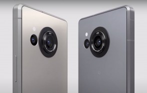 Système de caméra Aquos R8 (à gauche) et caméras R8 Pro (à droite)