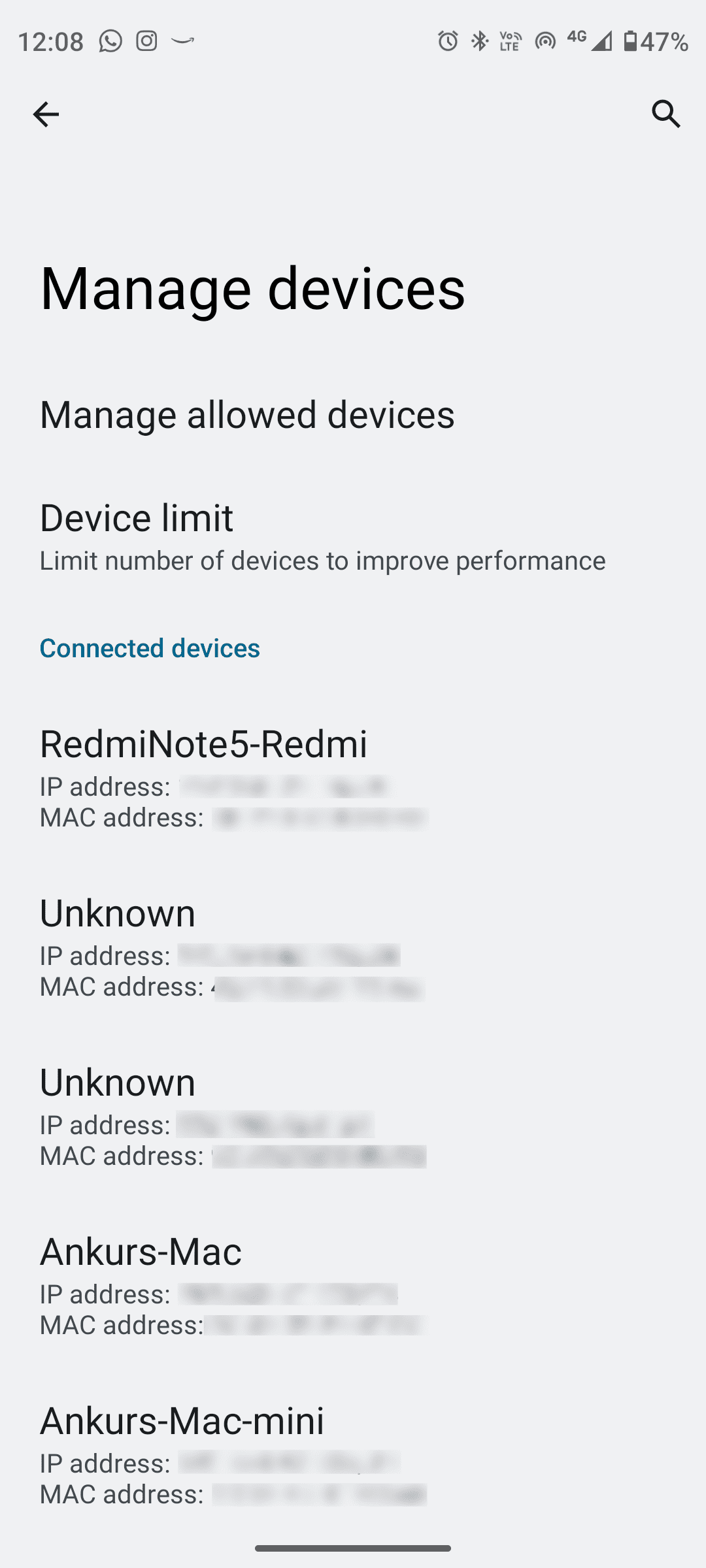 Téléphone Android affichant une liste de tous les appareils connectés à son point d'accès personnel