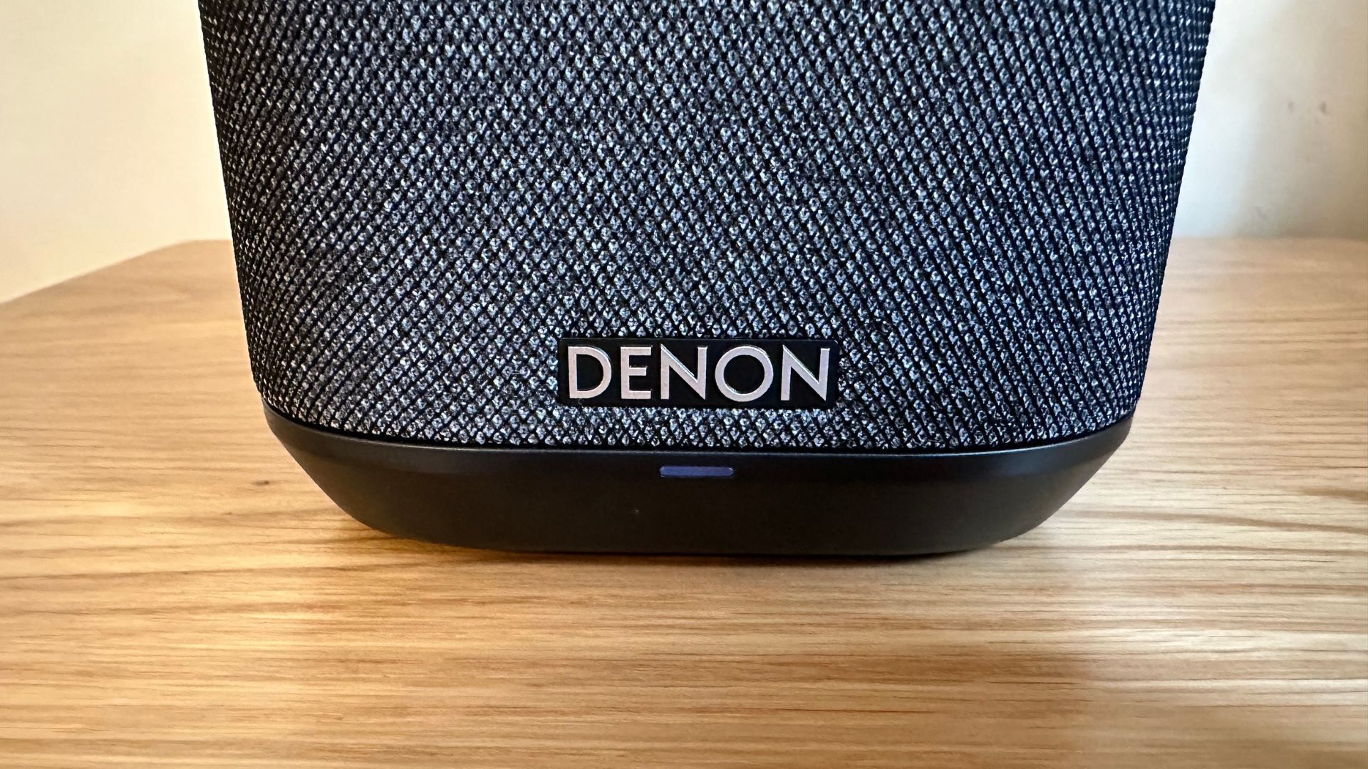 Denon Wireless Speaker 150 gros plan du logo Denon sur le devant de l'enceinte