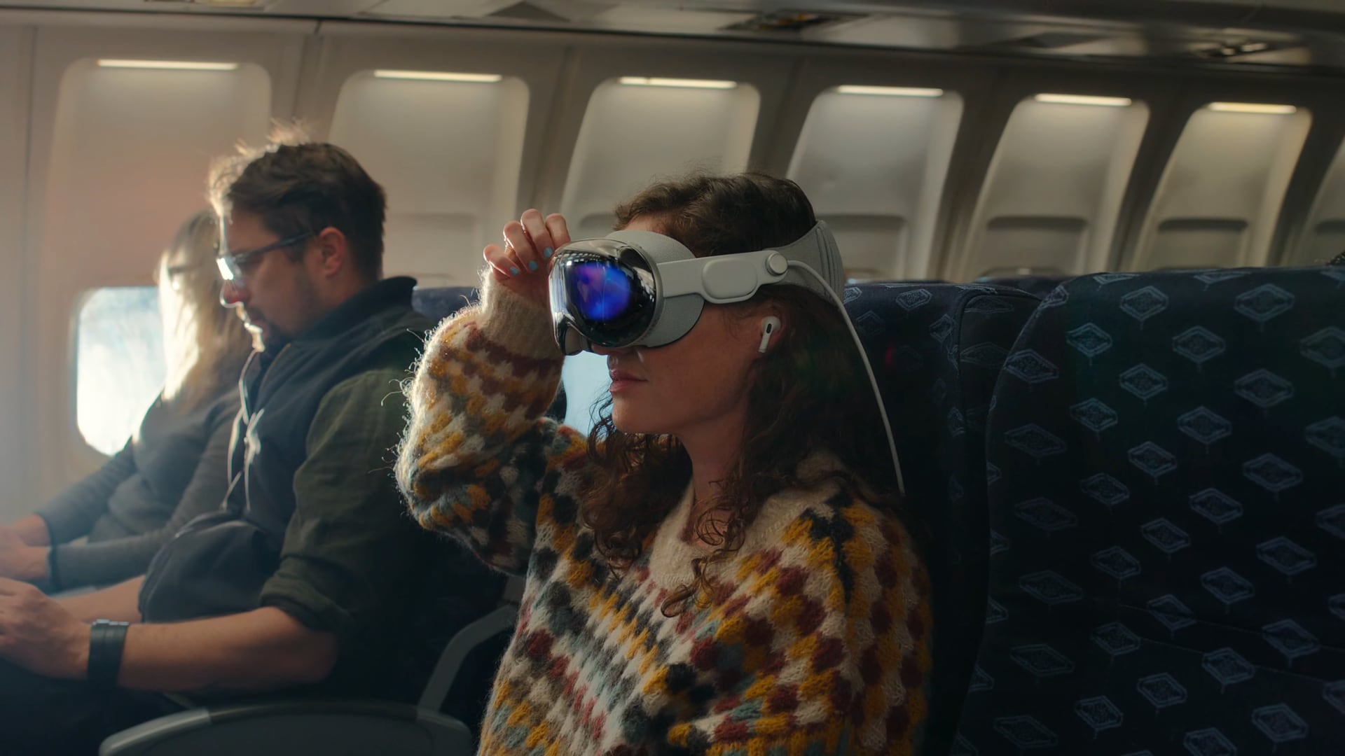 Femme regardant des films dans un avion avec le casque Vision Pro d'Apple