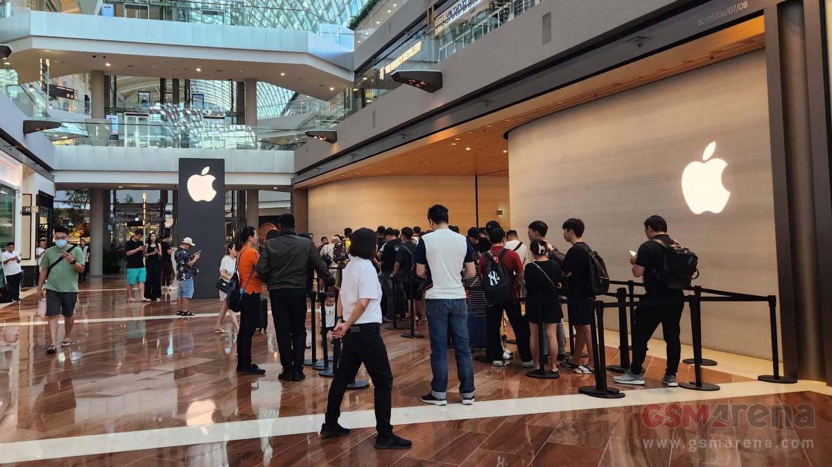 Apple fans outside an Apple store queuing up to get their iPhone 15