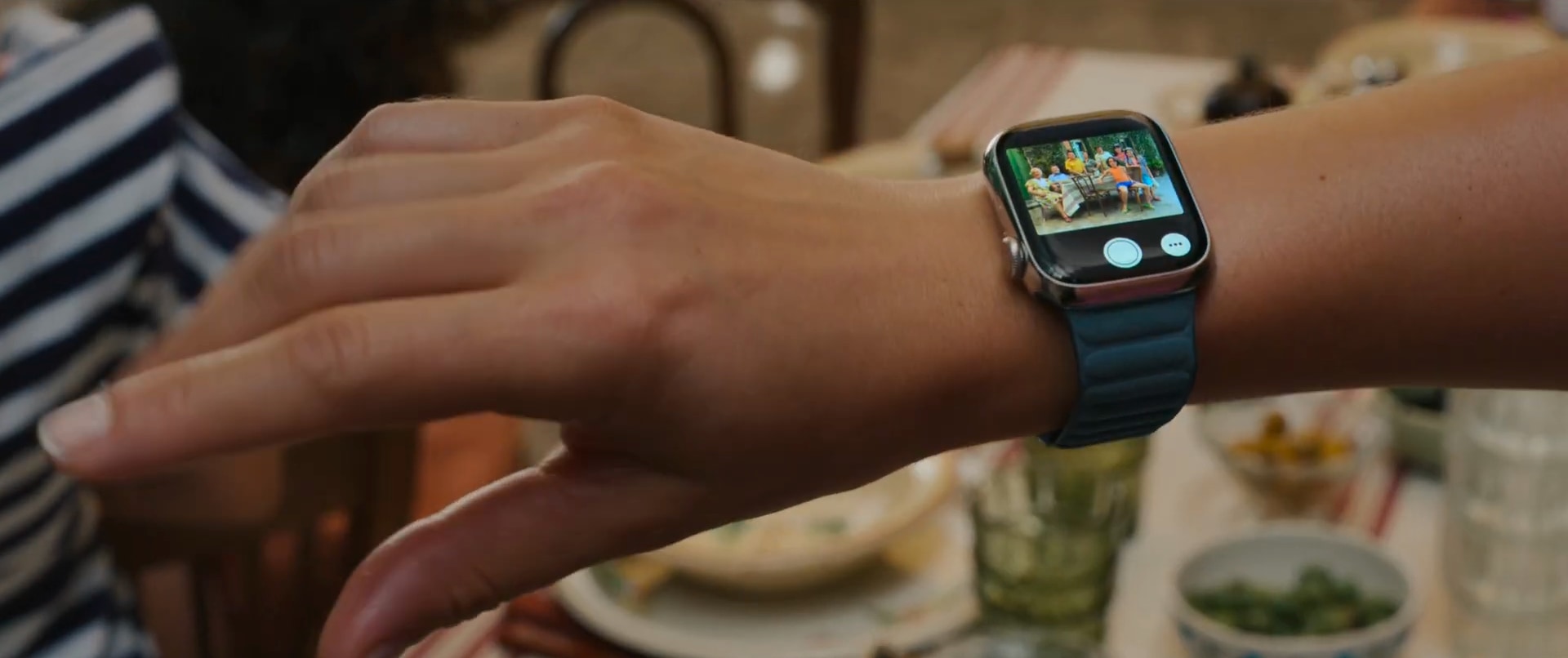 Using the double-tap gesture to take a photo with the Apple Watch's Remote Camera app